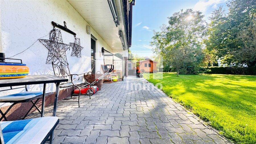 Modernes Ein-/Zweifamilienhaus mit PV Anlage und großer Doppelgarage auf herrlichem Anwesen - Terrasse